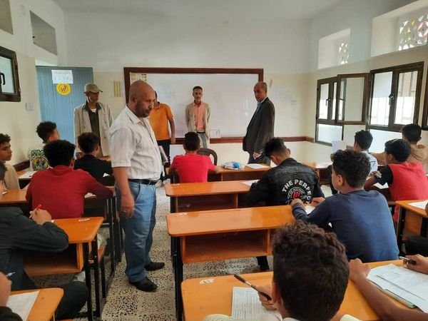 مدير عام مديرية المسراخ بدشن الاختبارات النهائية صفوف النقل 2023-2024م