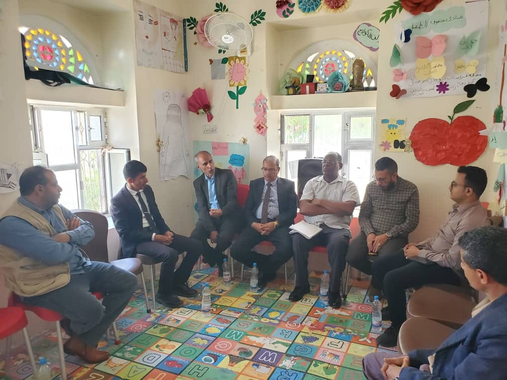 مدير عام مديرية المسراخ يستقبل الفريق الزائر للمديرية برفقه مستشار منظمة رعاية الأطفال الدولية لقطاع الحماية